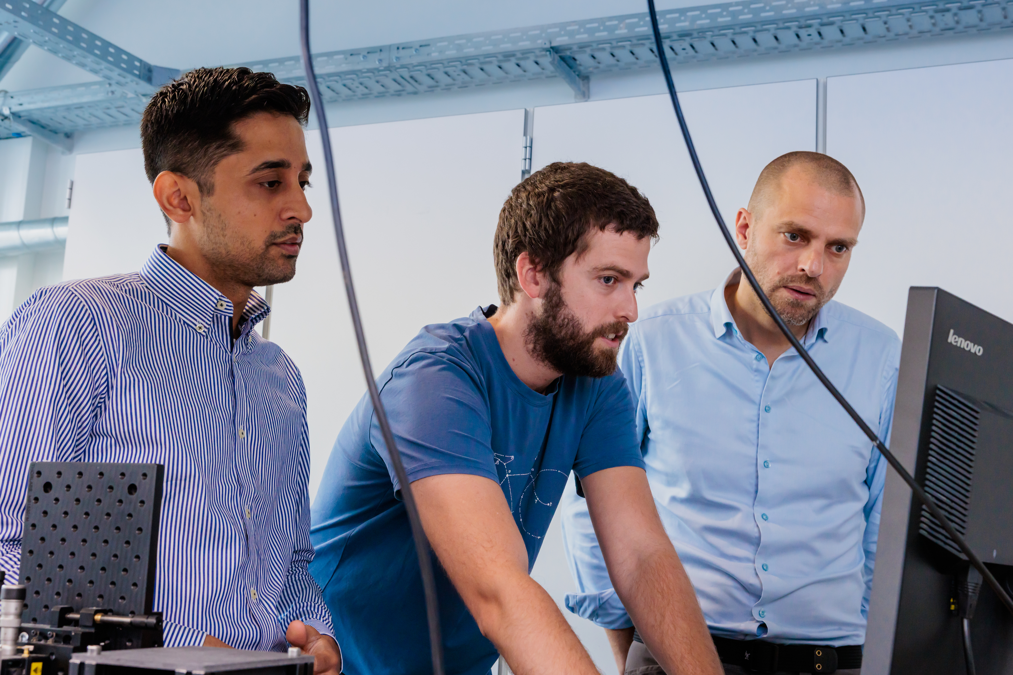 The leading authors at work in the lab: Ph.D.-student Ali Nawaz Babar, postdoc Guillermo Arregui, and Associate Professor Søren Stobbe. Photo by Ole Ekelund.