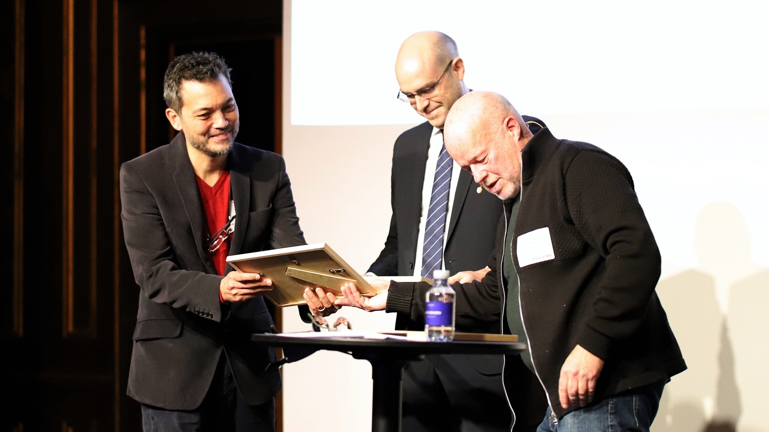 Professor Leif Oxenløwe and Leonardo Midolo receive the 2023 IDA Connect award