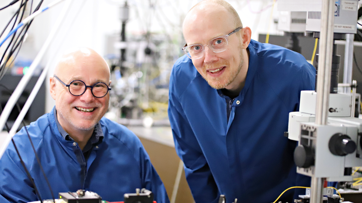 Mikkel Heuck og Per Lynggaard i laboratoriet i forbindelse med projektet EPIC