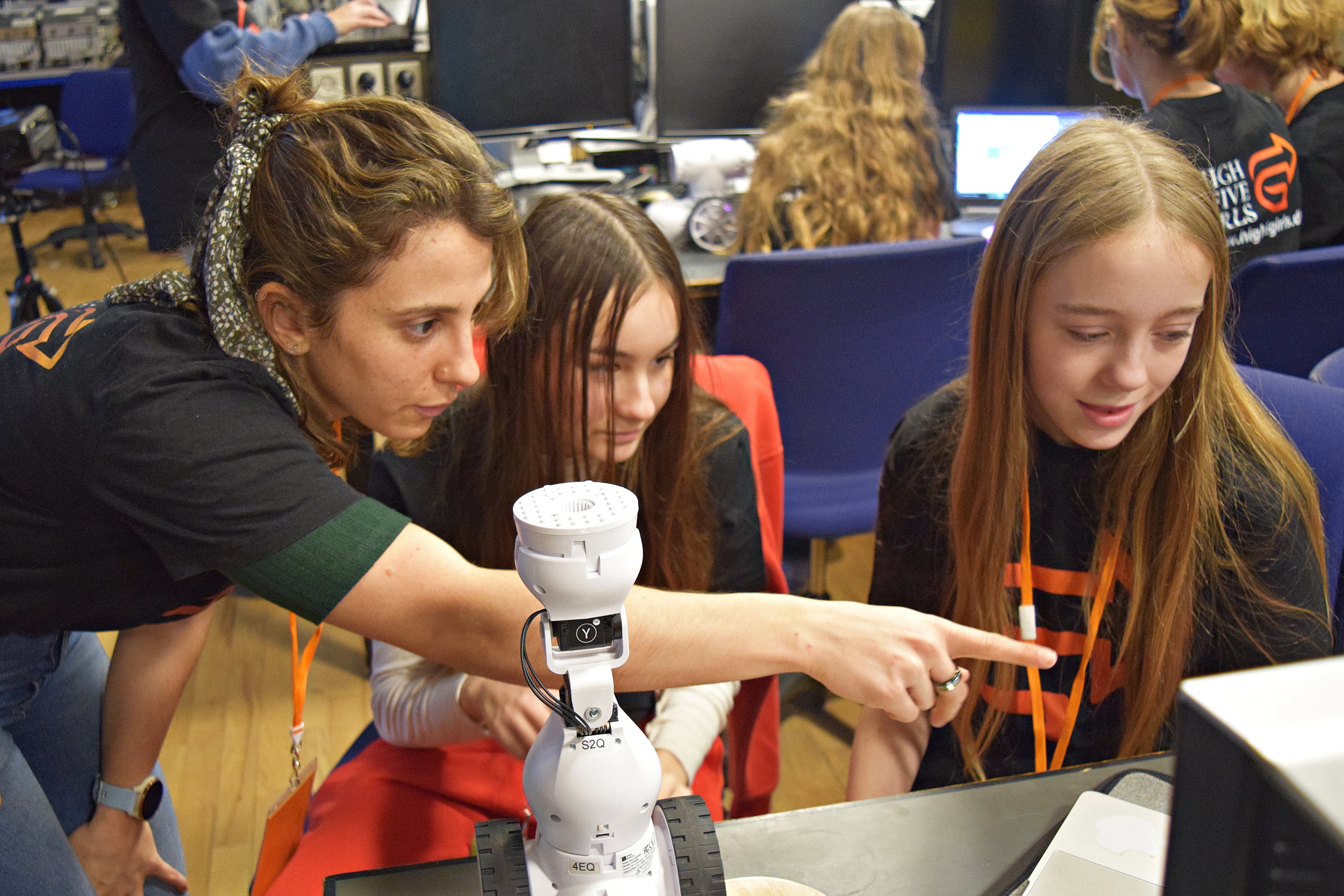 Electro MSc student, Nuria, teaches teenage girls coding at a High5Girls camp